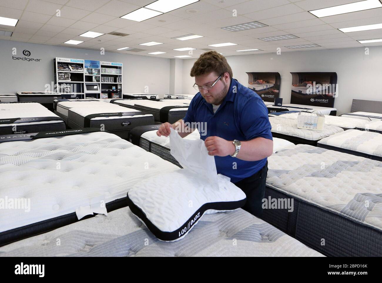 Richmond Heights, États-Unis. 18 mai 2020. Le vendeur Drew Murphy place une taie d'oreiller protectrice sur un oreiller pour les tester, au Mattress Giant de Richmond Heights, Missouri, le lundi 18 mai 2020. Le magasin a été fermé pendant plus de deux mois en raison des commandes de séjour à domicile du coronavirus données par le gouverneur du Missouri Mike Parson. Photo de Bill Greenblatt/UPI crédit: UPI/Alay Live News Banque D'Images
