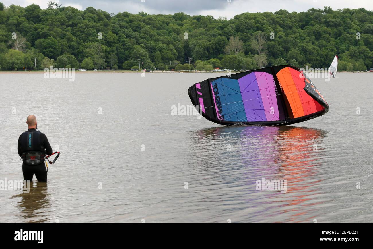 St. Louis, États-Unis. 18 mai 2020. Un homme ajuste son aile de paravoile pour prendre la brise sur le lac de Creve coeur à Creve coeur, Missouri, alors que le parc rouvre le lundi 18 mai 2020. Tous les parcs du comté de St. Louis ont été fermés par l'exécutif du comté Sam page en raison du coronavirus. Plusieurs parcs ont été rouverts plus tôt, les 21 autres ayant ouvert leurs portes le 18 mai. Photo de Bill Greenblatt/UPI crédit: UPI/Alay Live News Banque D'Images