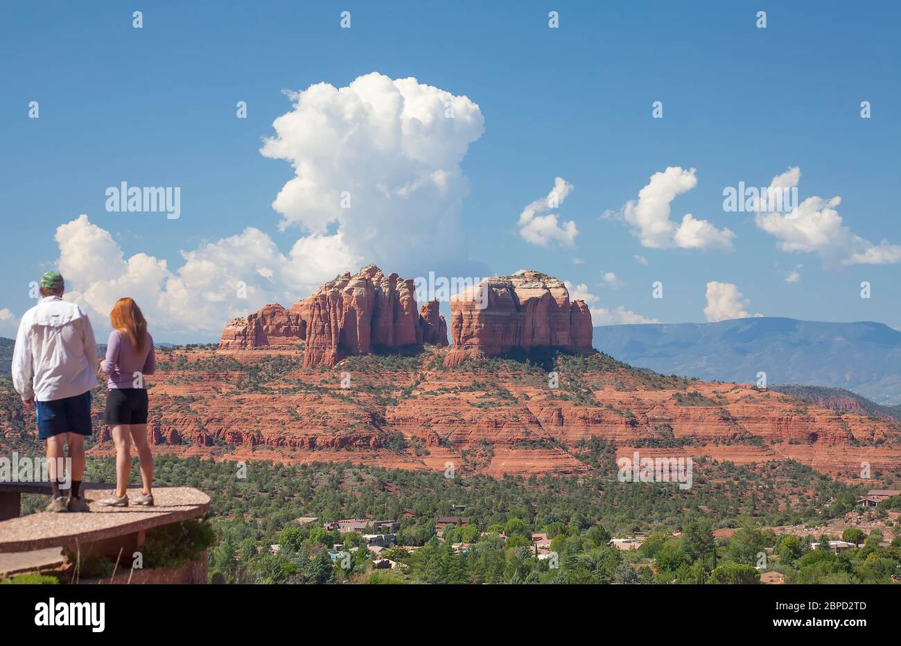 Couple regardant le paysage près de Sedona, Arizona, États-Unis Banque D'Images