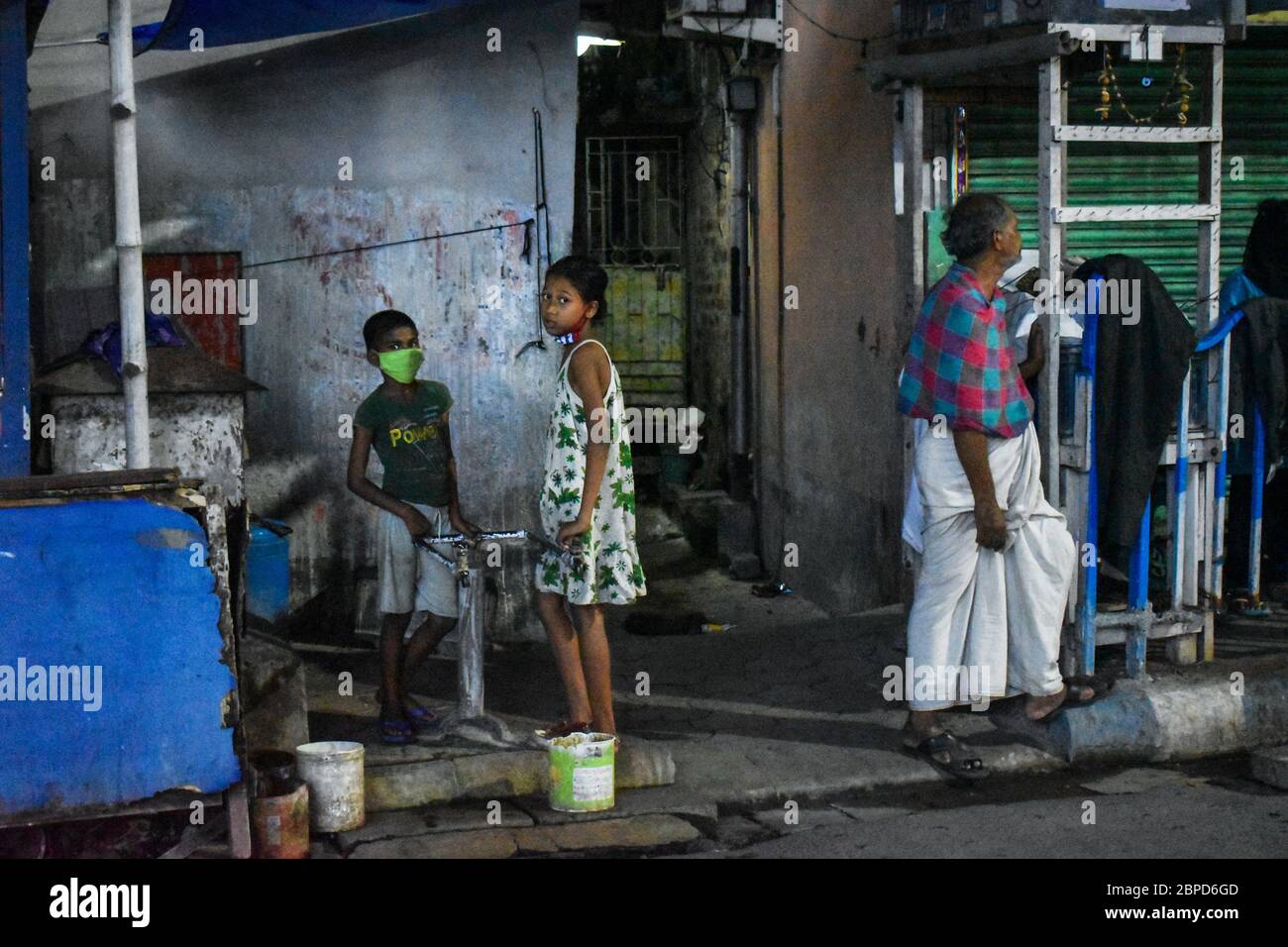 Kolkata, Inde. 18 mai 2020. Le ministère de l'intérieur (MHA) a publié dimanche soir les lignes directrices pour le verrouillage 4.0 qui seront en place pendant deux semaines jusqu'au 31 mai. Selon les directives de la MHA, le couvre-feu de nuit restera en place entre 7 h et 7 h afin de contenir la propagation du virus. (Photo de Sudipta Das/Pacific Press) crédit: Pacific Press Agency/Alay Live News Banque D'Images