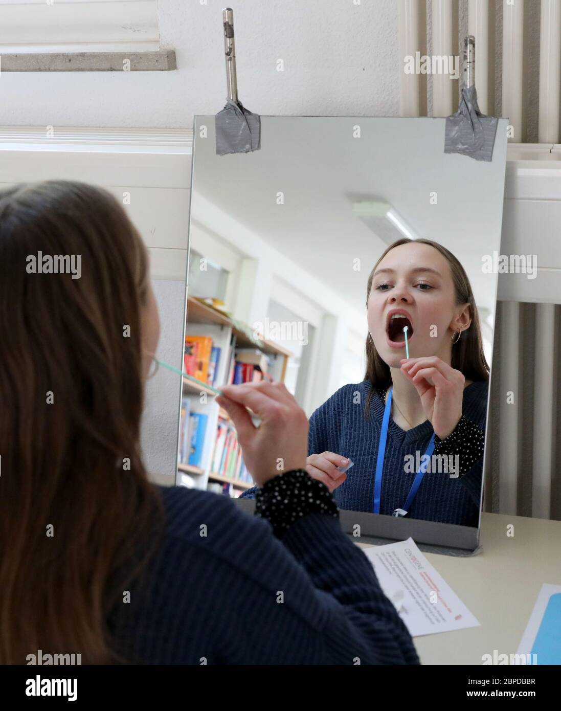 Neustrelitz, Allemagne. 15 mai 2020. Lisa Günther, de 12e année, représentante des étudiants, passe un test de frottis au Gymnasium Carolinum. Au Gymnasium, chacun peut se faire tester volontairement deux fois par semaine; le résultat est envoyé à son adresse e-mail privée un jour plus tard. Les résultats sont envoyés à l'adresse e-mail privée le jour suivant le test. Credit: Bernd Wüstneck/dpa-Zentralbild/dpa/Alay Live News Banque D'Images