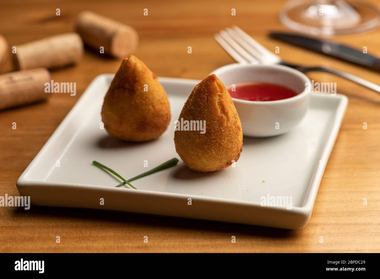 coxinha avec poulet râpé farci, cuisine traditionnelle brésilienne. Banque D'Images