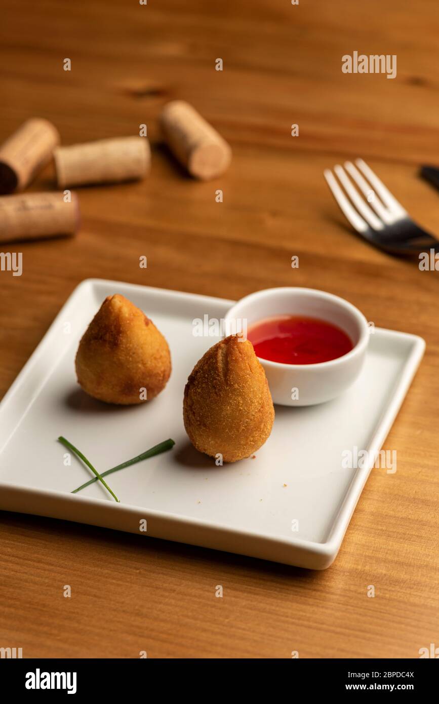 coxinha avec poulet râpé farci, cuisine traditionnelle brésilienne. Banque D'Images