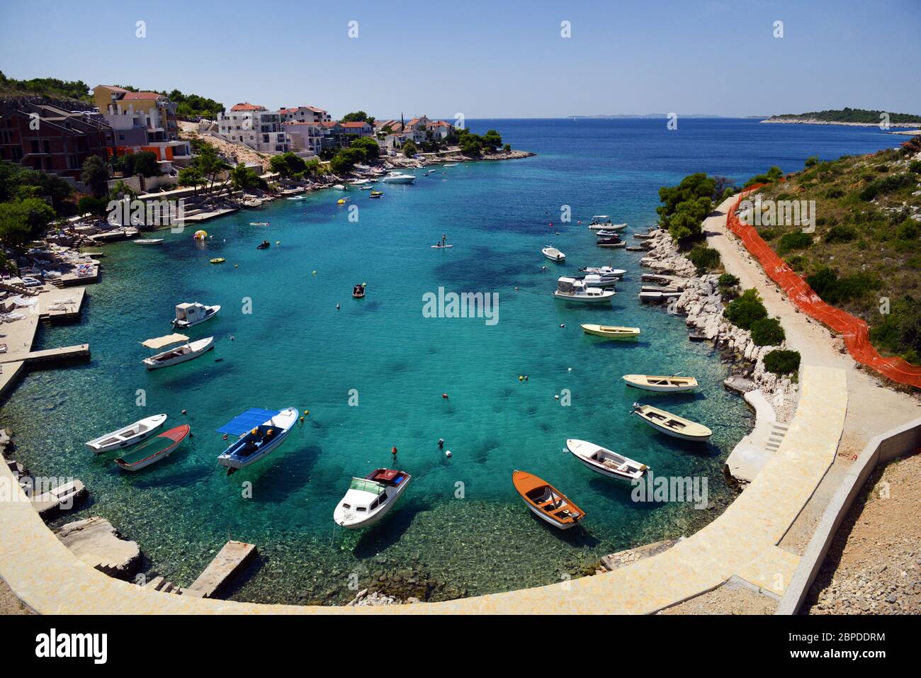 La belle mer Adriatique à Primošten, Croatie. Banque D'Images