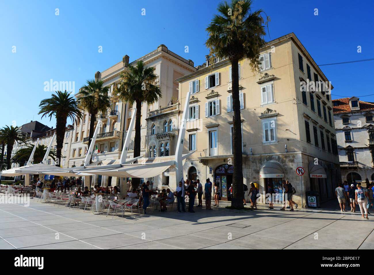 Le beau bâtiment le long du front de mer à Split, Croatie. Banque D'Images
