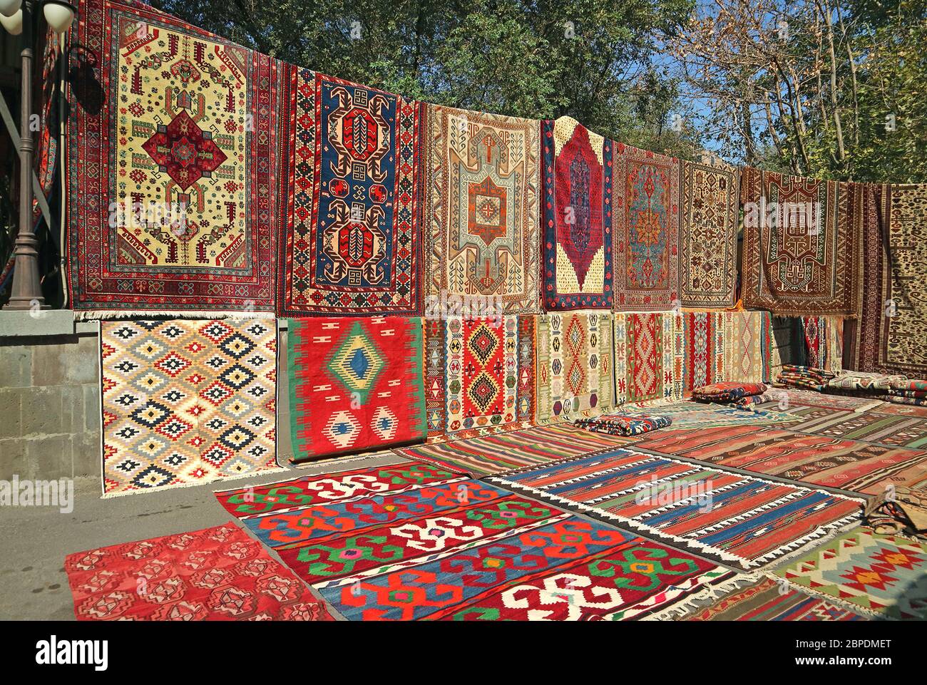 Divers modèles de tapis à vendre au marché de Vernissage dans le  centre-ville d'Erevan, Arménie Photo Stock - Alamy