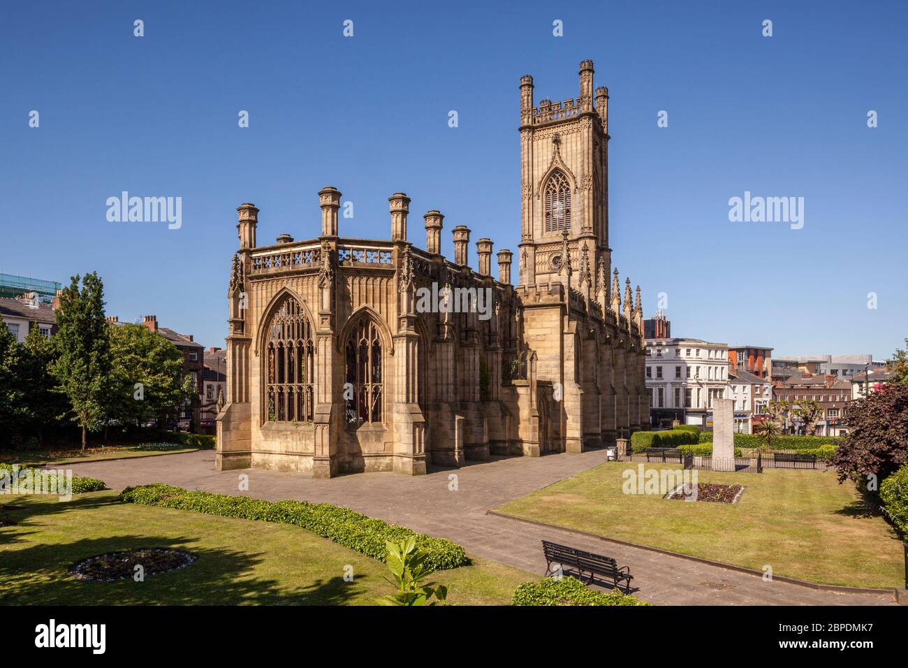 L'église St Luke à Liverpool, en Angleterre, connue localement comme l'église « bombardée » après avoir subi ses dommages pendant la Seconde Guerre mondiale Banque D'Images