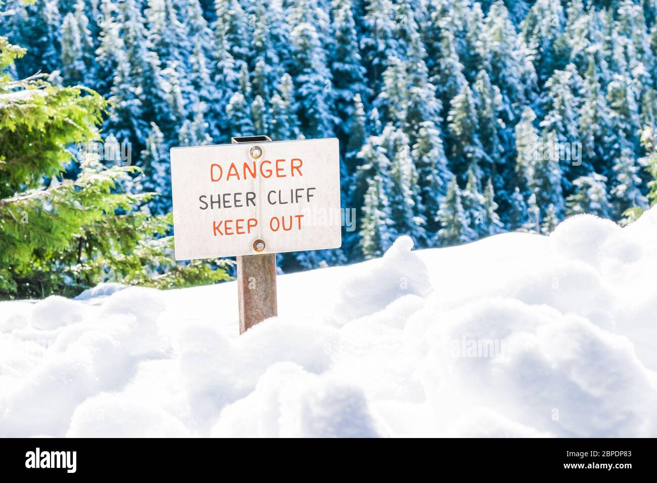 danger falaise transparente panneau de protection sur le bord de la couverture terrestre avec de la neige. Banque D'Images