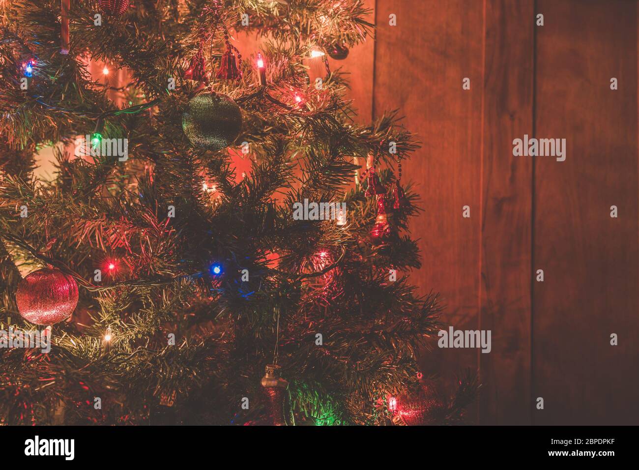 Arbre de Noël avec beaucoup d'ornements avec ampoule LED. Banque D'Images