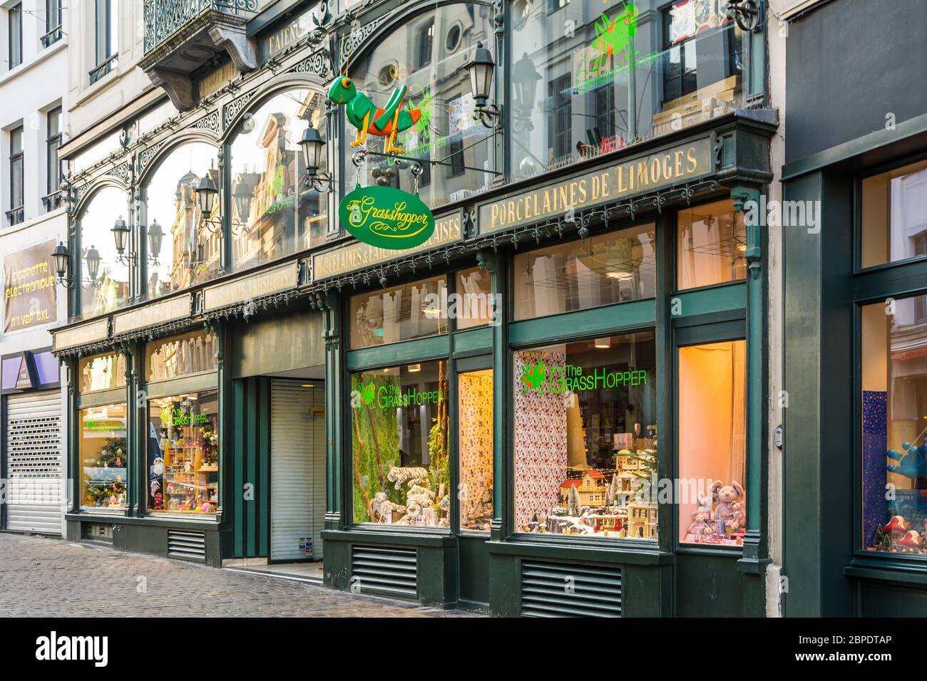 Le Grasshopper Bruxelles: Magasin près de la Grote Markt plein de jouets en  temps réel pour les enfants. Deux bâtiments de magasins en vert foncé avec  de grandes fenêtres Photo Stock -