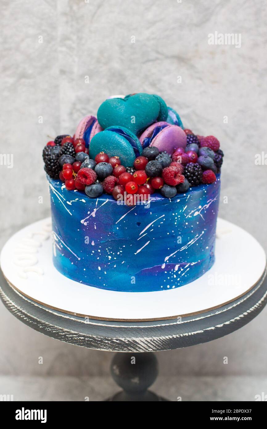 Gateau D Anniversaire Bleu Sur Cakestan Rustique Decore De Baies Fraiches De Macarons Et De Saupoudriers Fond Gris Photo Stock Alamy