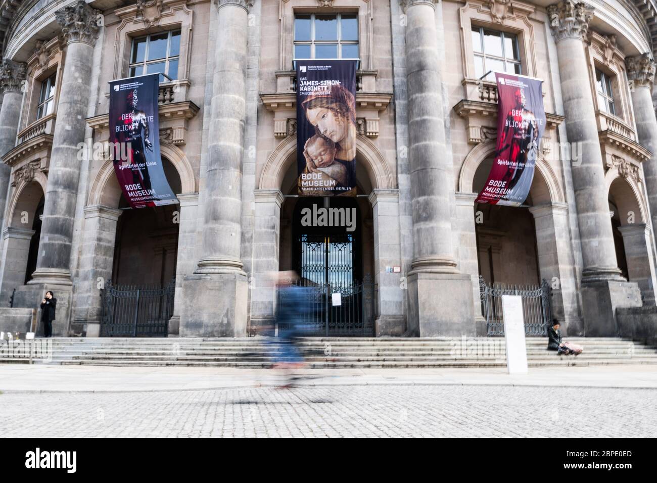 Berlin, Allemagne. 18 mai 2020. Des piétons sont vus devant le Musée de la Bode à Berlin, capitale de l'Allemagne, le 18 mai 2020, qui marque la Journée internationale des musées. Selon l'accord du gouvernement fédéral et des gouvernements d'État allemands du 30 avril, les musées et les galeries d'art en Allemagne sont à nouveau accessibles, mais les règles d'hygiène et de distance doivent continuer à être respectées. Crédit: Binh Truong/Xinhua/Alay Live News Banque D'Images