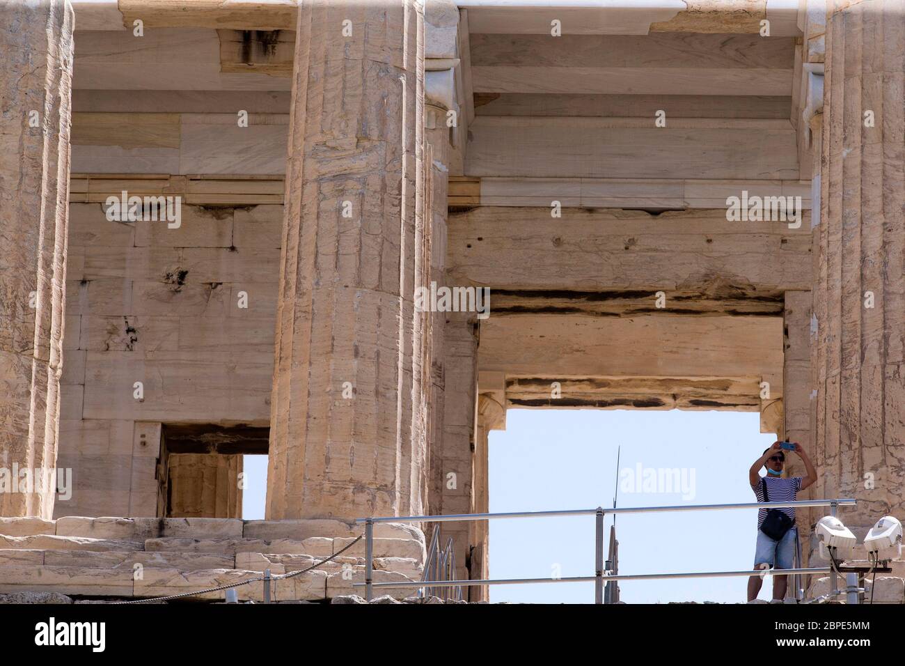 Athènes, Grèce. 18 mai 2020. Un touriste visite le site archéologique de l'Acropole, rouvert à Athènes, Grèce, le 18 mai 2020. La Grèce a célébré lundi la Journée internationale des musées, avec des musées du pays encore fermés en raison de la pandémie COVID-19. Cependant, plus de 200 sites archéologiques ont rouvert pour la première fois après deux mois, alors que le pays continue sur la voie de la « nouvelle normalité ». Crédit: Marios Lolos/Xinhua/Alamy Live News Banque D'Images