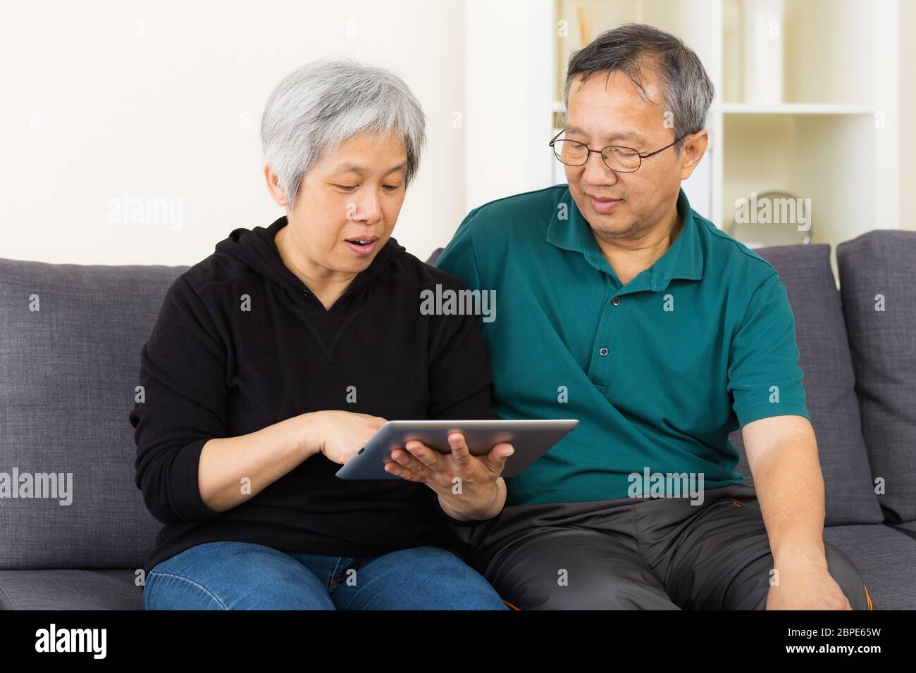 Couple using tablet Banque D'Images