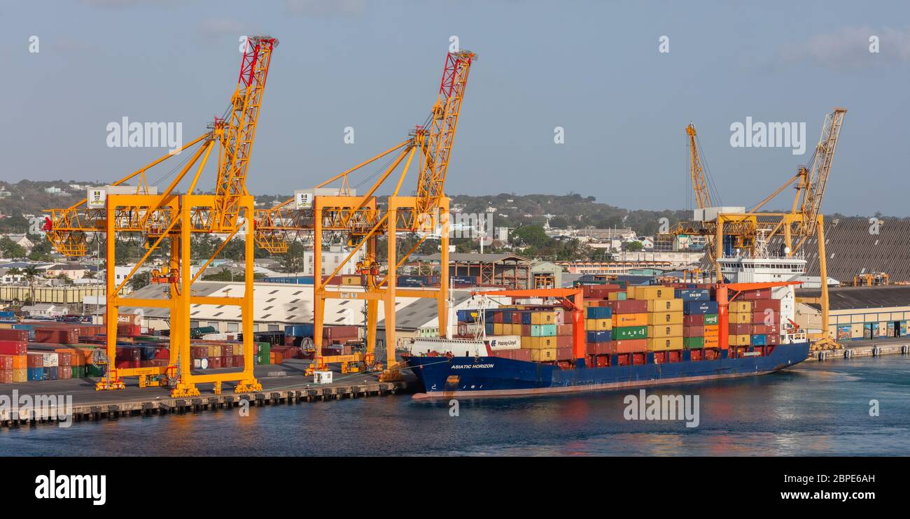 Port de Bridgetown avec grues de chargement et navire de cargaison chargé avec des conteneurs Banque D'Images