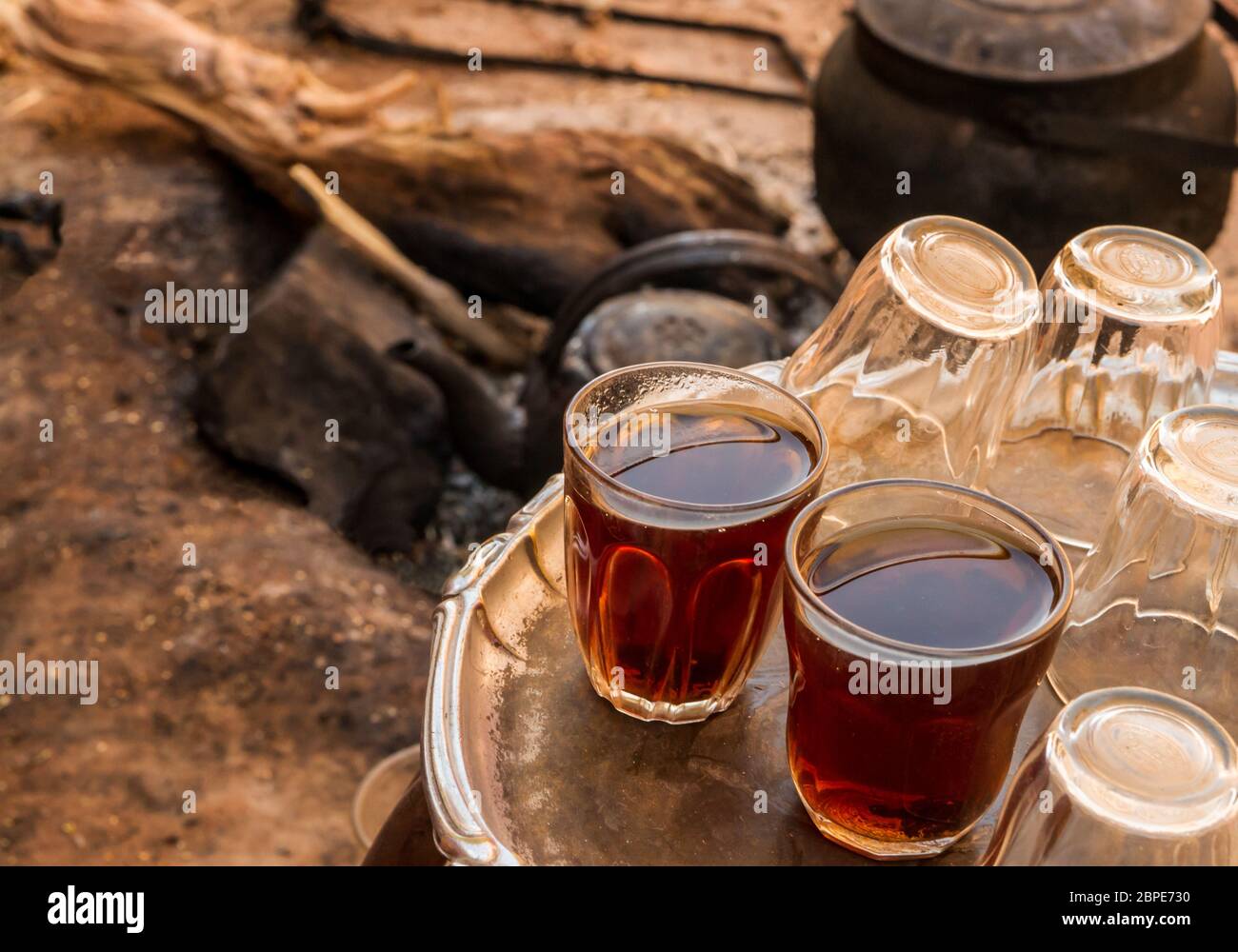 Deux verres de thé mis en vente par des Bédouins, accompagné de verres vides sur un bac simple à Wadi Musa (Petra) en Jordanie Banque D'Images