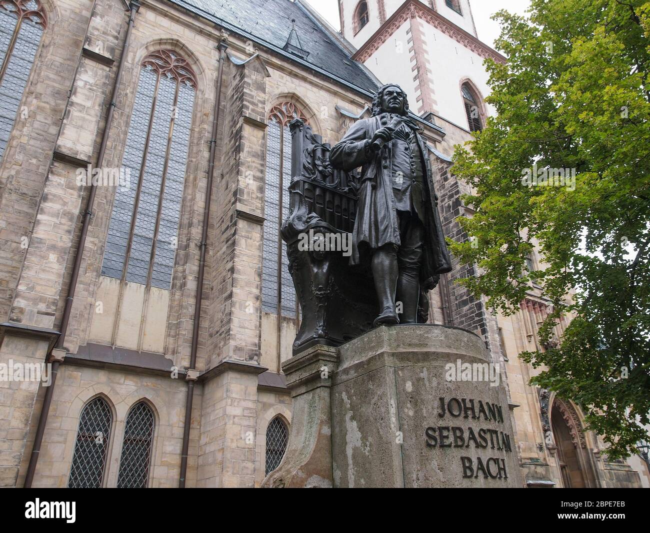 Le Neues Bach Denkmal signifiant nouveau monument Bach se dresse depuis 1908 devant l'église Saint Thomas Kirche où Johann Sebastian Bach est enterré en le Banque D'Images