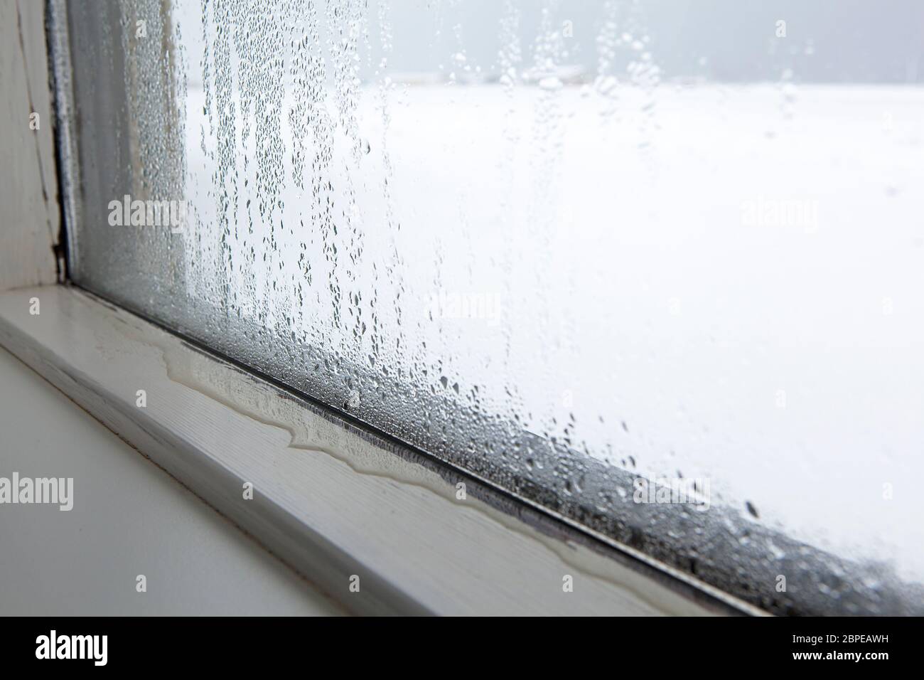 Une forte humidité relative à une fenêtre en hiver Banque D'Images