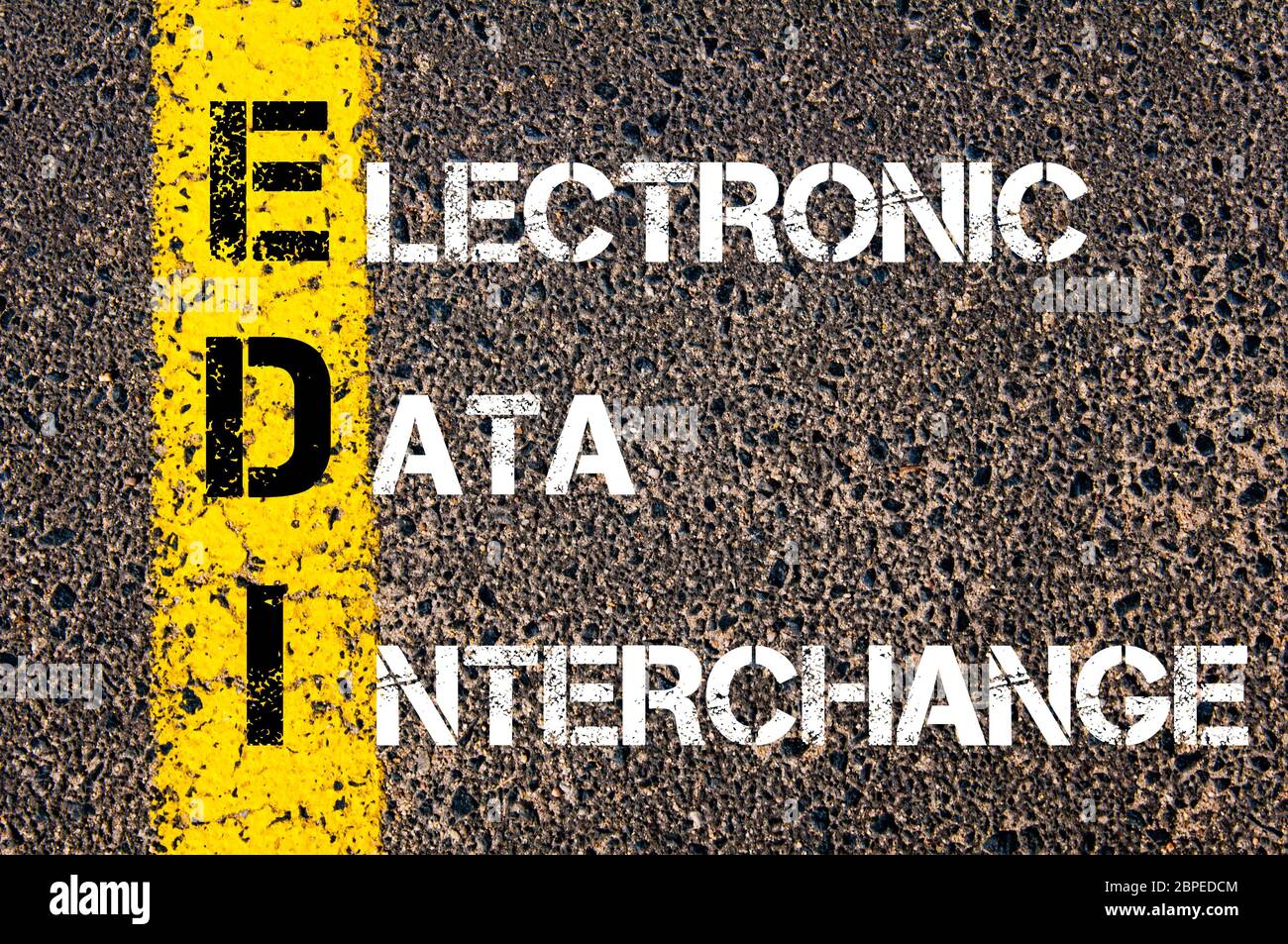 Acronyme d'affaires que l'échange électronique de données EDI. Ligne de peinture jaune sur la route à l'arrière-plan d'asphalte. Conceptual image Banque D'Images