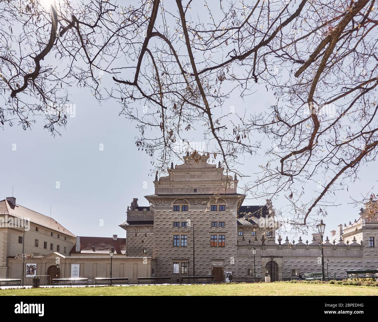Château de Prague, République tchèque sans touristes pendant la pandémie de Covid19, par temps ensoleillé, à peine quelques habitants du coin Banque D'Images