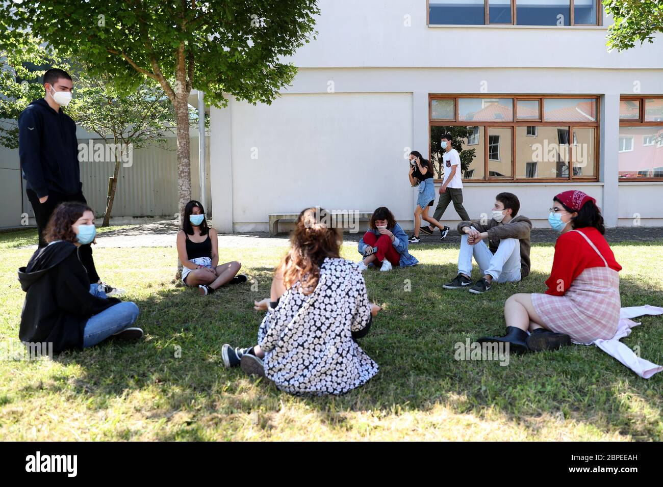 Sintra, Portugal. 18 mai 2020. Les élèves portant un masque facial sont vus à l'école secondaire Santa Maria de Sintra, Portugal, le 18 mai 2020. Le Portugal a commencé lundi la deuxième phase de la levée des restrictions du coronavirus, avec la réouverture des cours de lycée et de certains cafés, restaurants, musées et magasins. Crédit: Pedro Fiuza/Xinhua/Alay Live News Banque D'Images