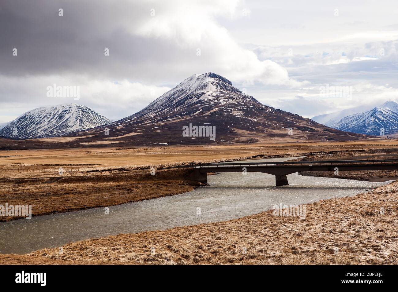 Grand angle de capture du paysage de montagnes volcaniques au printemps, l'Islande Banque D'Images