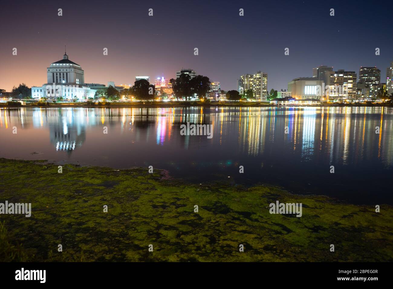 L'eau lisse du Lac Merritt en face d'Oakland Banque D'Images