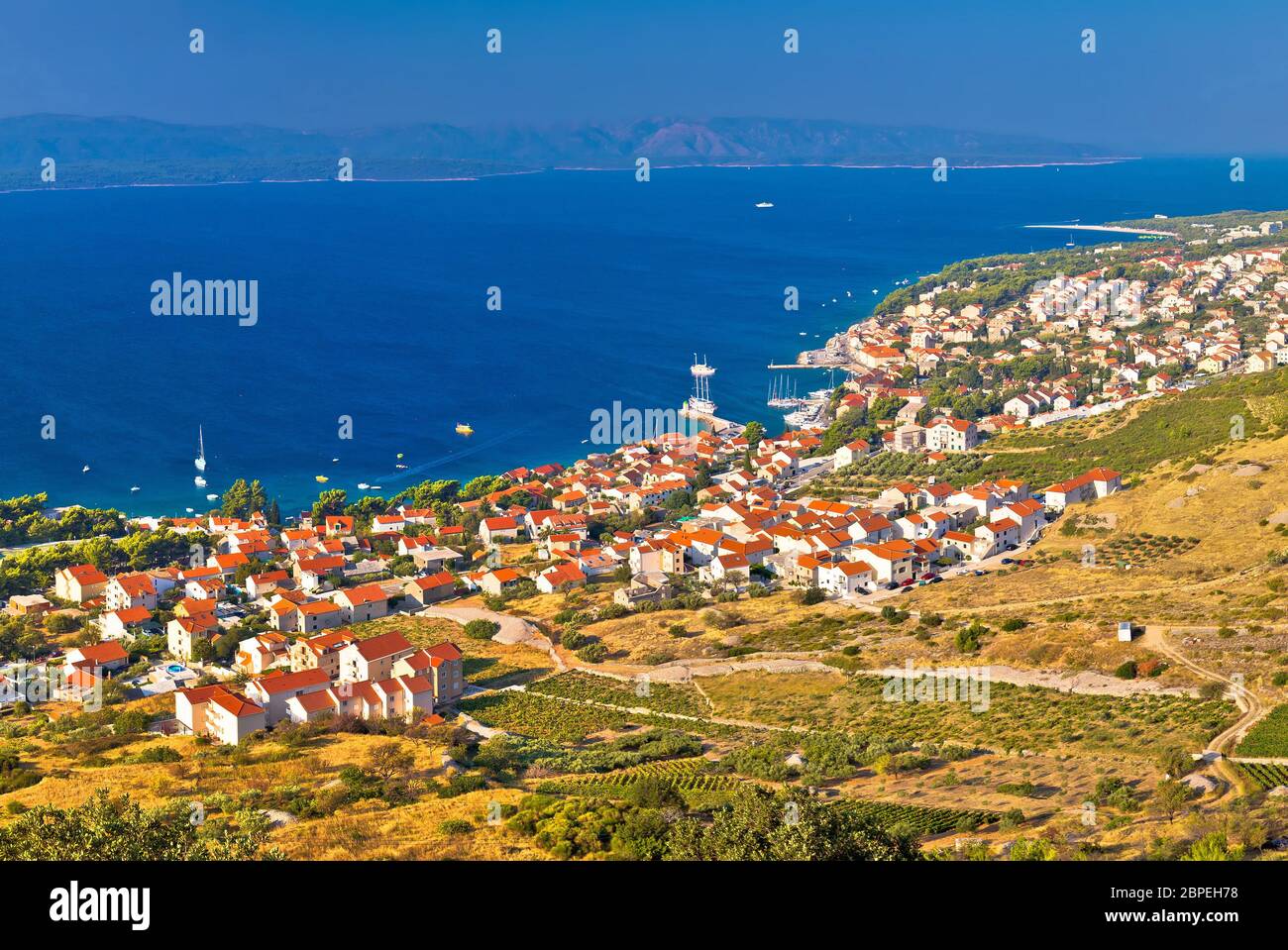 Bol et plage de Zlatni rat, sur l''île de Brac vue panoramique vue aérienne, la Dalmatie, Croatie Banque D'Images