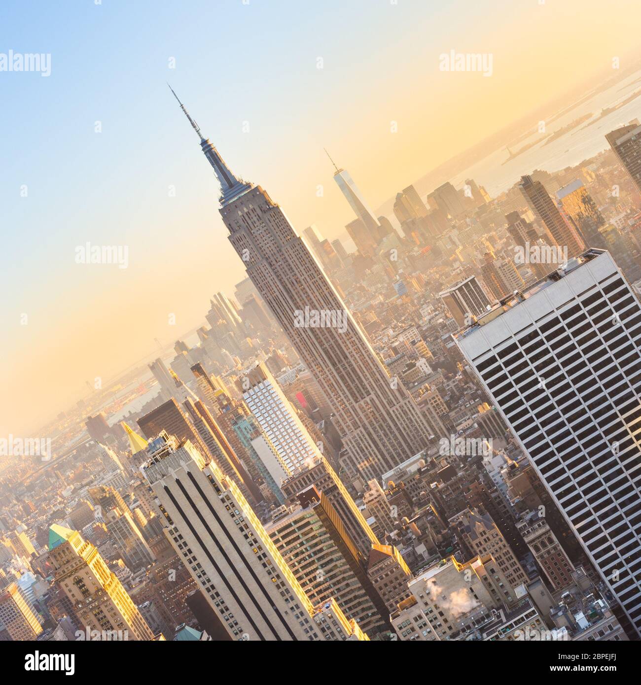 New York. Horizon du centre-ville de Manhattan avec l'Empire State Building illuminé et des gratte-ciels au coucher du soleil depuis la terrasse d'observation Top of the Rock. Banque D'Images