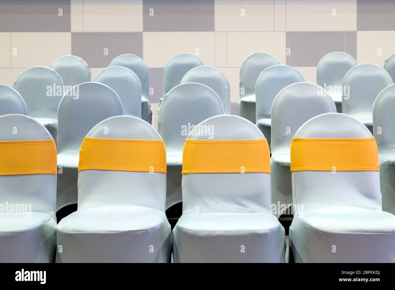 Une rangée de chaises dans la salle de réunion pour un séminaire d'affaires Banque D'Images