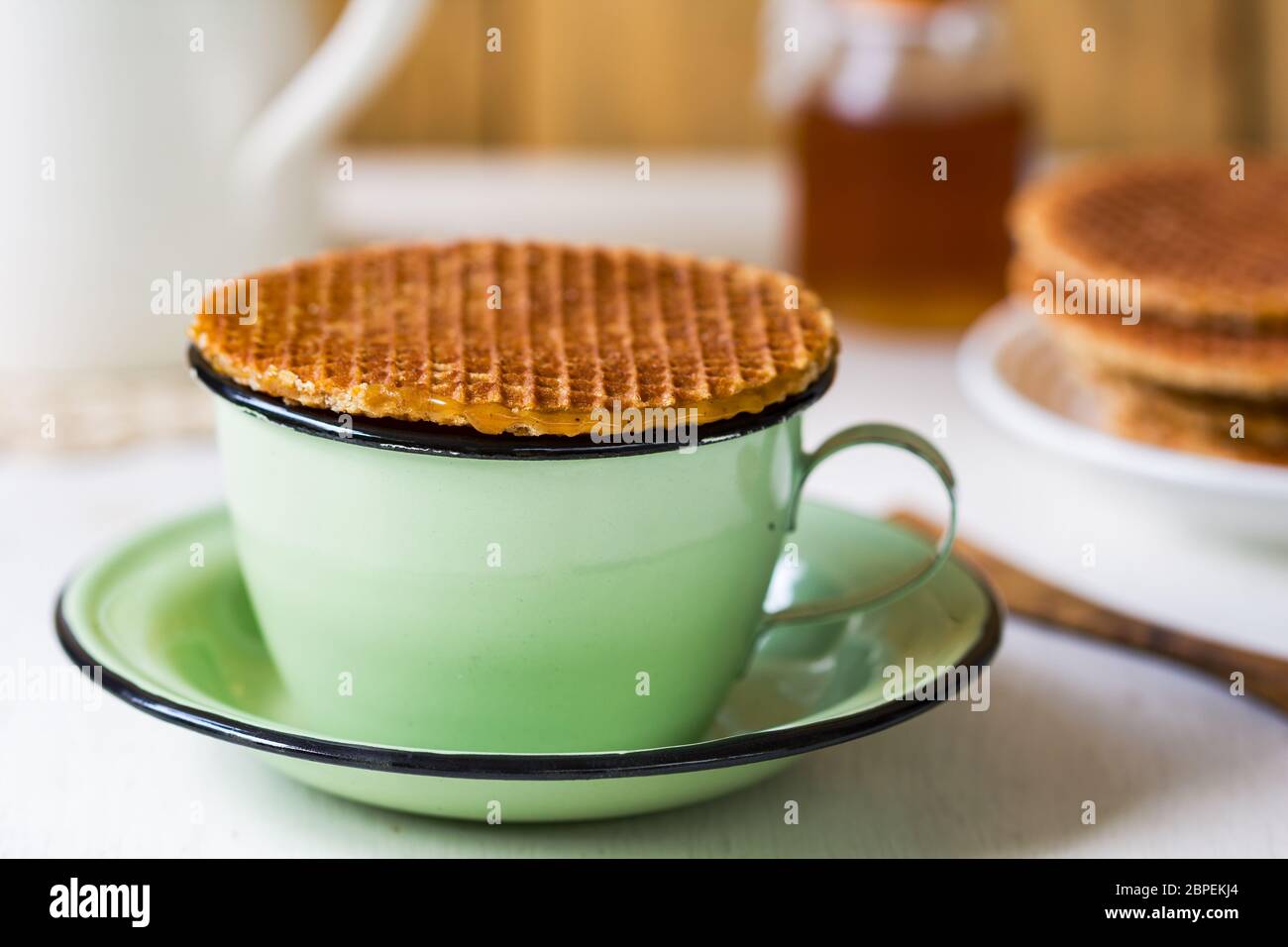 Gaufre hollandaise traditionnelle appelée Stroopwafel sur une tasse à café Banque D'Images