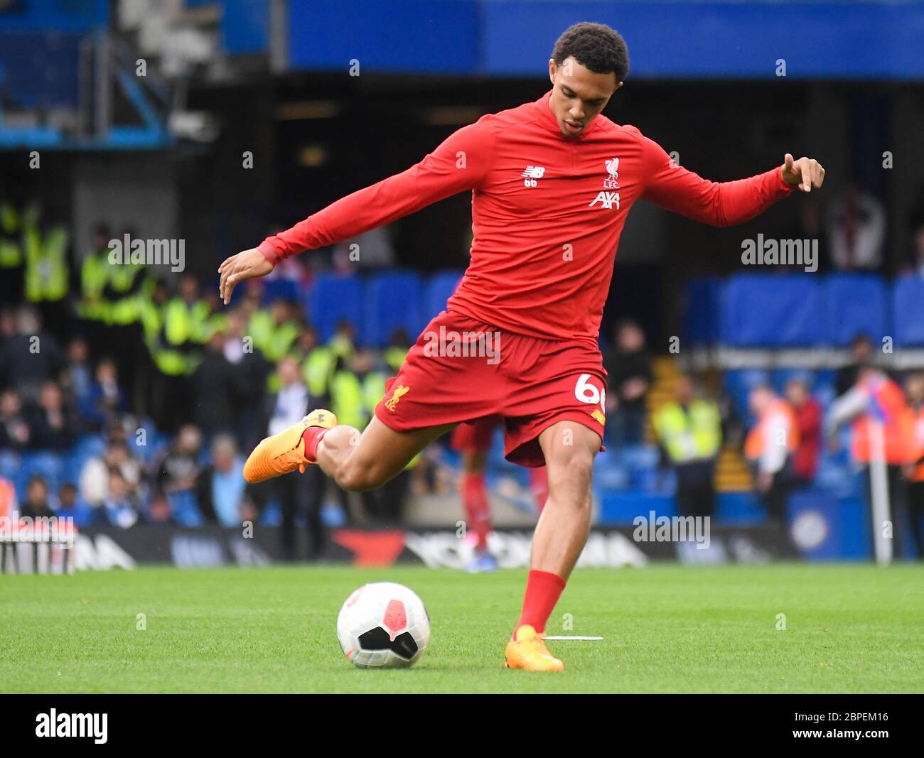 LONDRES, ANGLETERRE - 22 SEPTEMBRE 2019 : Trent Alexander-Arnold de Liverpool photographié avant le match de la Premier League 2019/20 entre Chelsea FC et Liverpool FC à Stamford Bridge. Banque D'Images