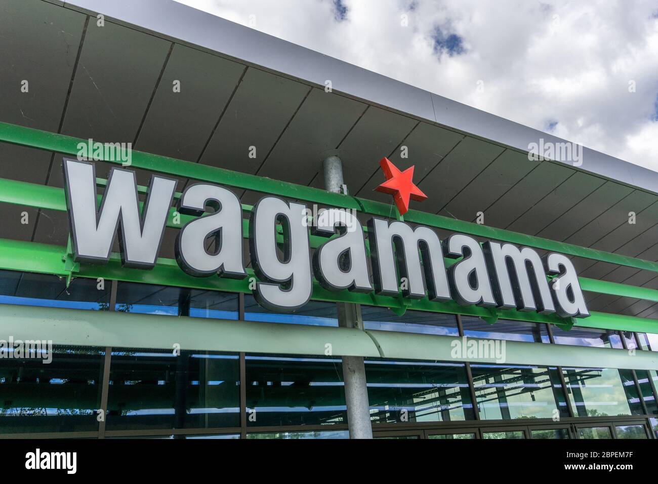 Panneau pour Wagamama, une chaîne de restaurants de style japonais, Rushden Lakes, Northamptonshire Banque D'Images