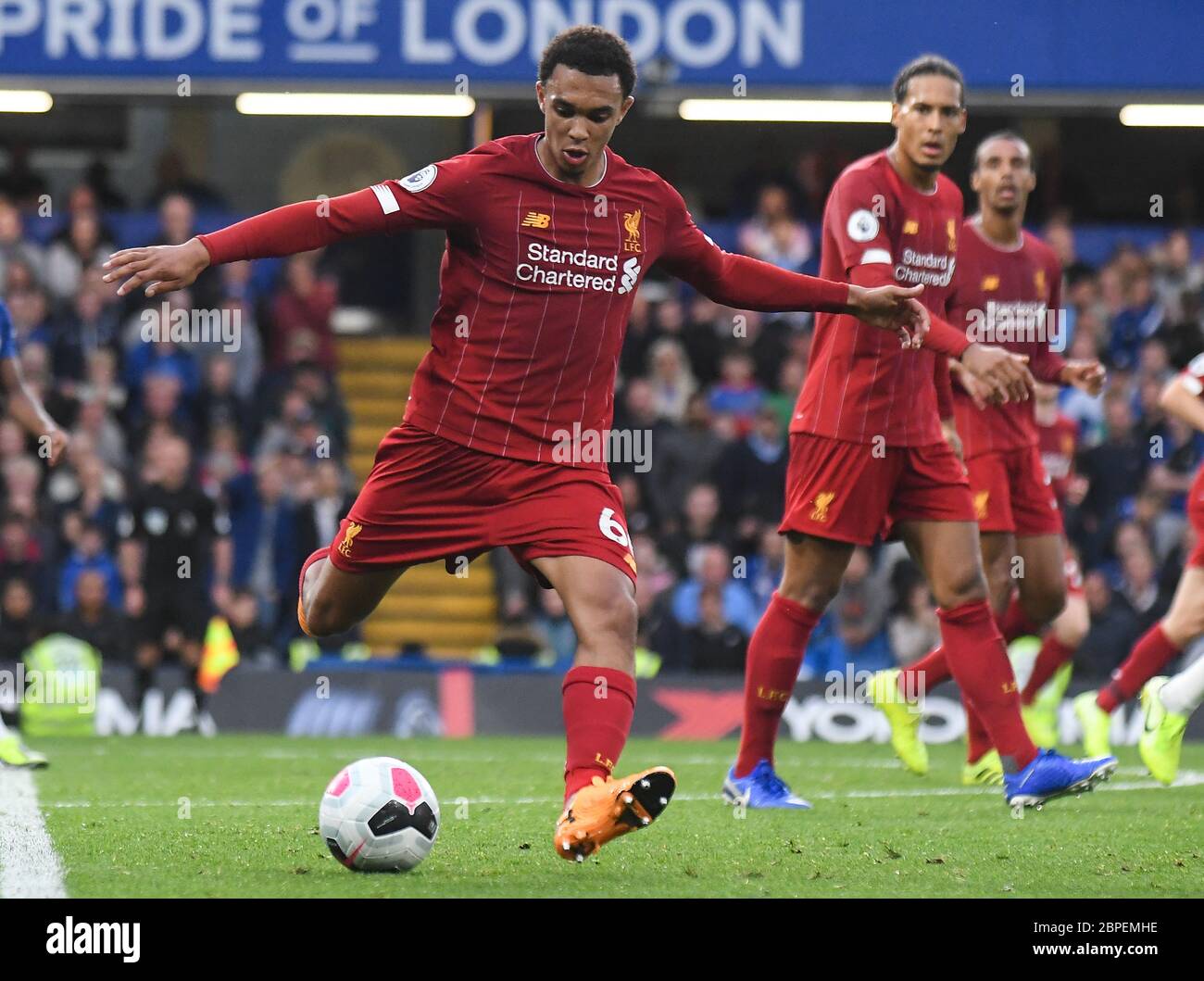 LONDRES, ANGLETERRE - 22 SEPTEMBRE 2019 : Trent Alexander-Arnold de Liverpool photographié pendant le match de la Premier League 2019/20 entre Chelsea FC et Liverpool FC à Stamford Bridge. Banque D'Images
