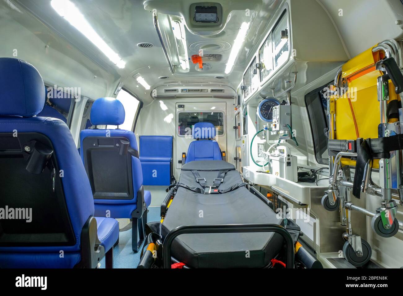 À l'intérieur d'une ambulance avec du matériel médical pour aider les patients avant l'accouchement à l'hôpital. Banque D'Images