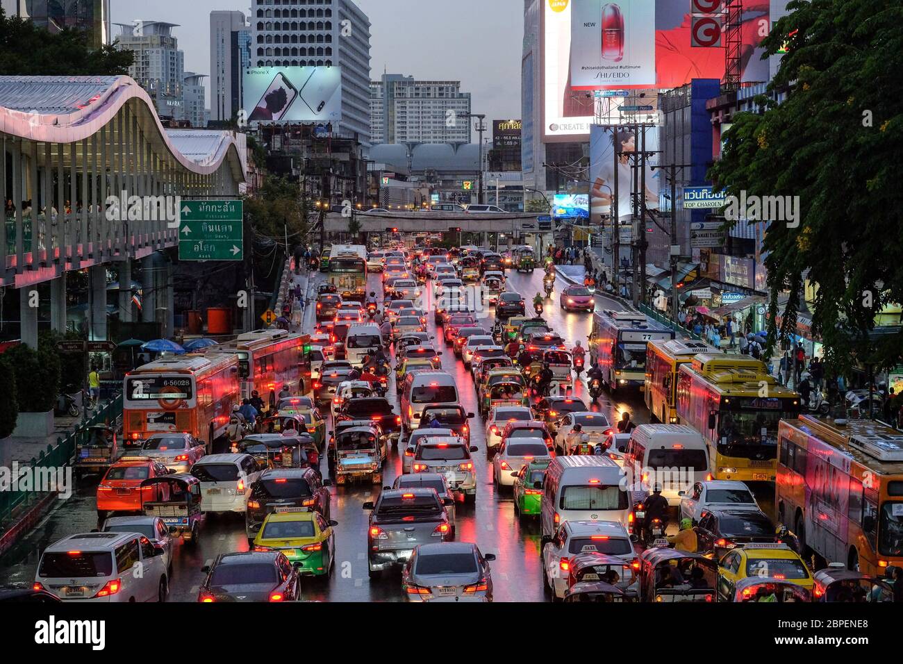 Bangkok-Thaïlande AOÛT 28 2018 : embouteillage sur Ratchadamri Rd, de l'intersection Pratunam dans la soirée après le travail et la pluie Banque D'Images