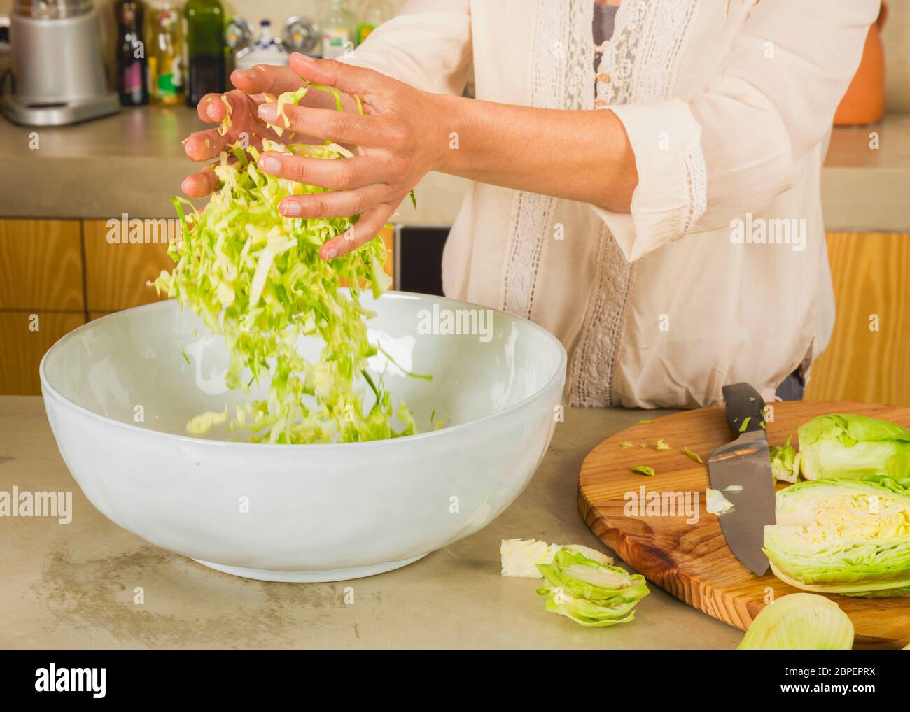 Préparer les légumes fermentés. Le kimchi de chou et de la choucroute chou aigre. Banque D'Images