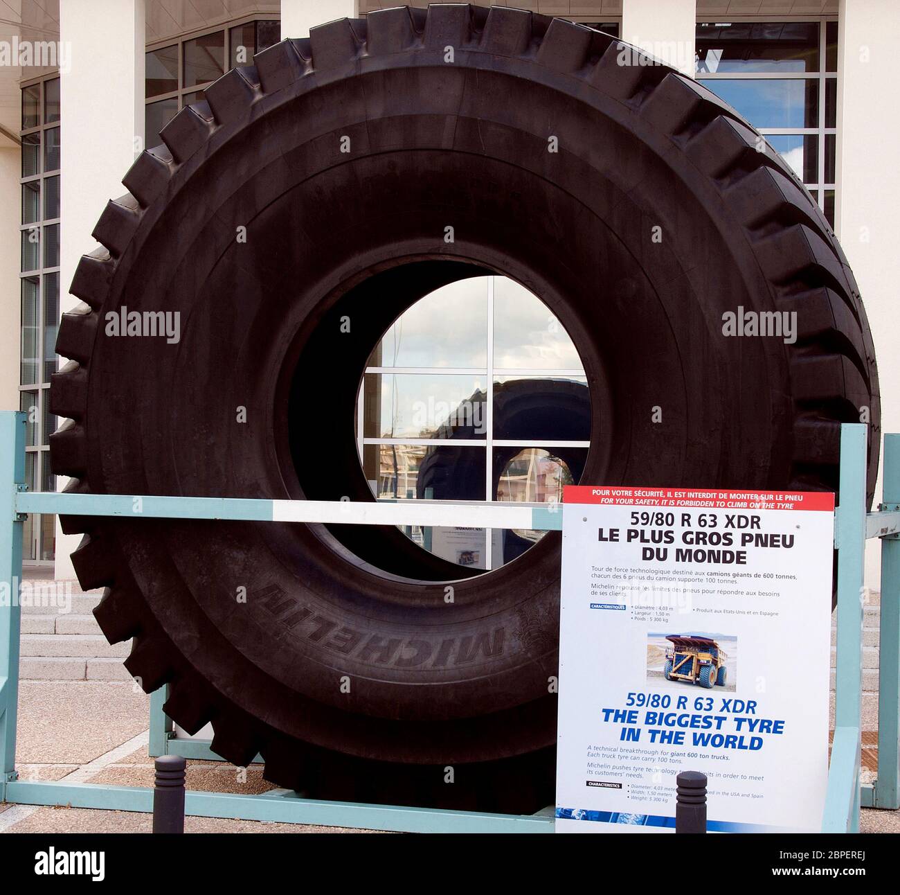 Plus gros pneu du monde Banque de photographies et d'images à haute  résolution - Alamy