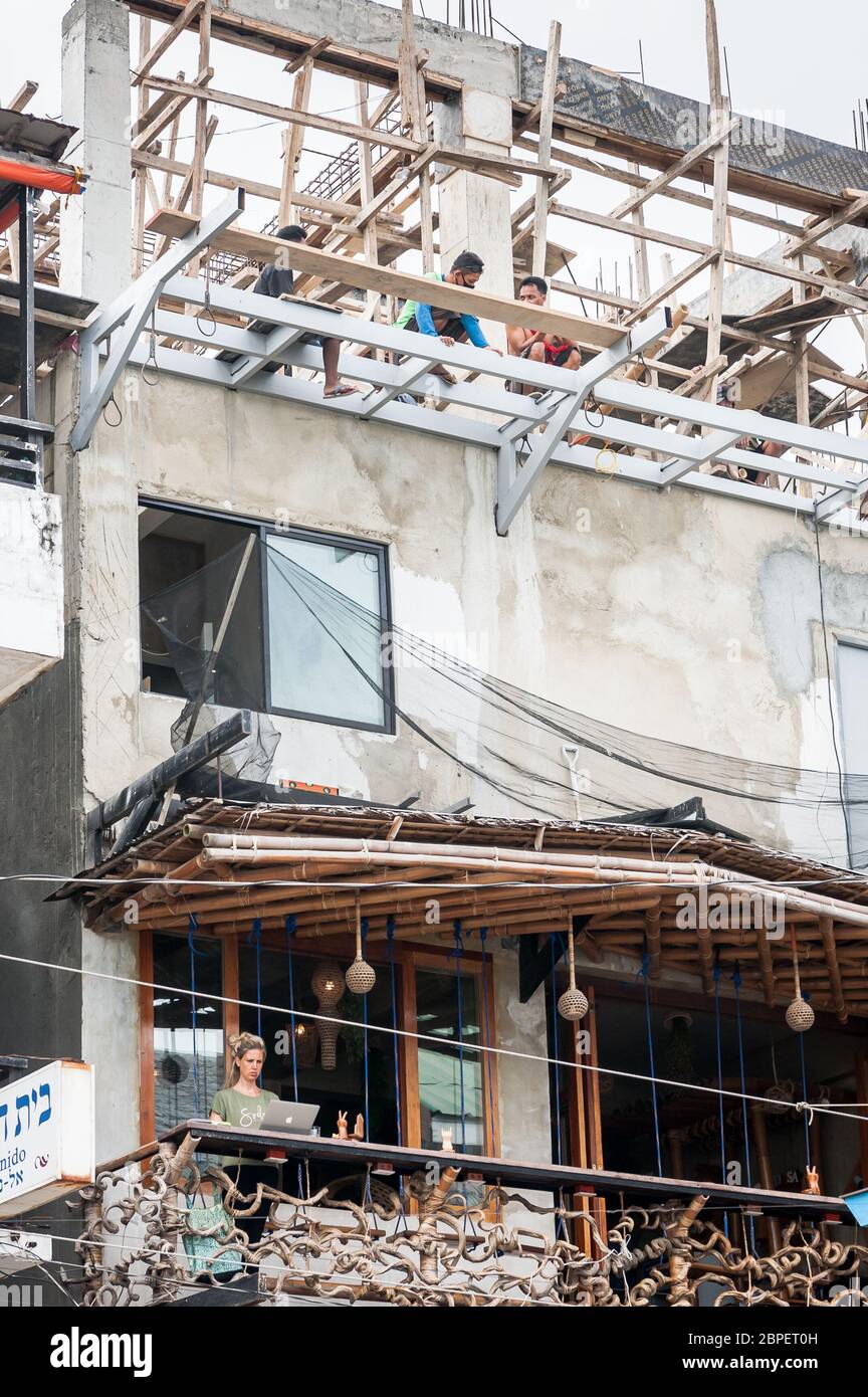 Les touristes occidentaux travaillent sur leurs ordinateurs Apple Mac car l'hôtel est en fait encore en construction dans la vieille ville d'El Nido, Palawan, Philippines. Banque D'Images