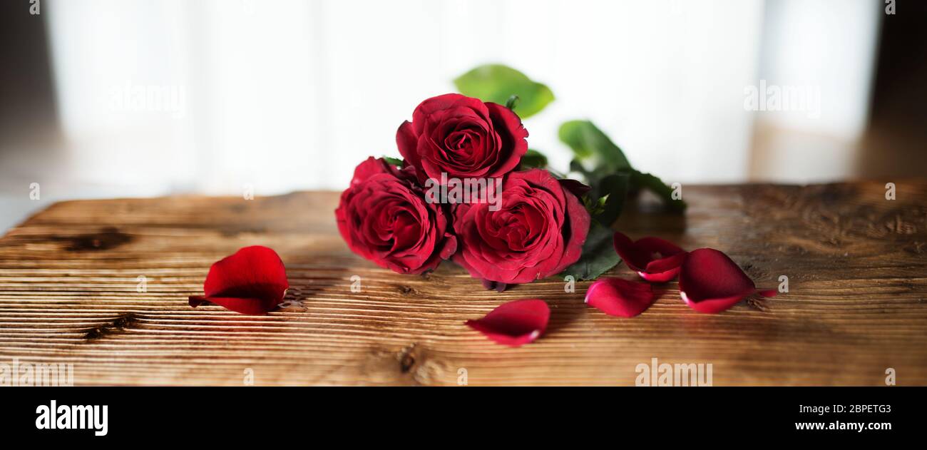 Roses rouges sur la table en bois rustique pour salutations symbolique pour la Saint-Valentin Banque D'Images