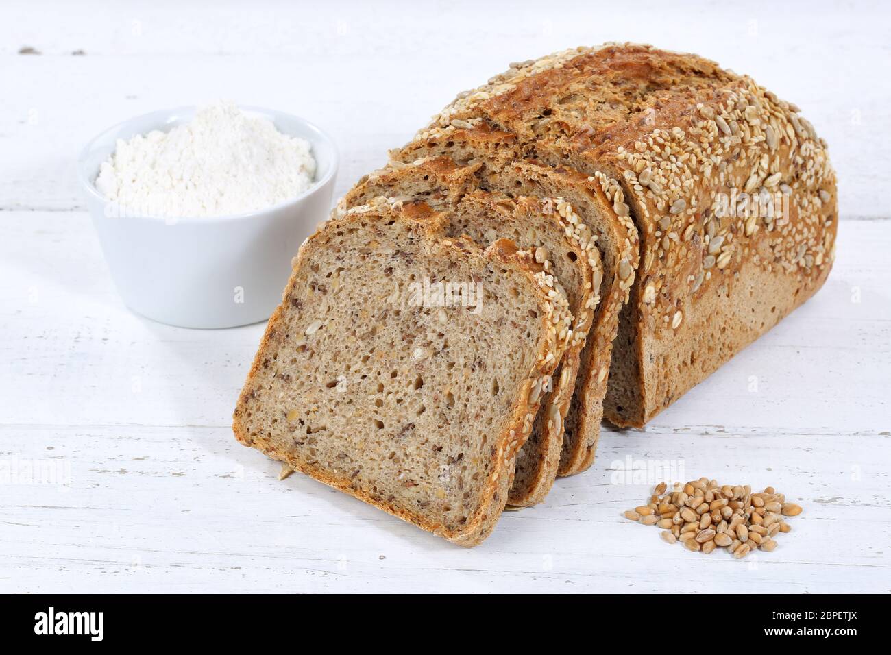 Brot Mehrkornbrot bien volé Kornbrot geschnitten Scheibe auf Holz Holzplatte Banque D'Images