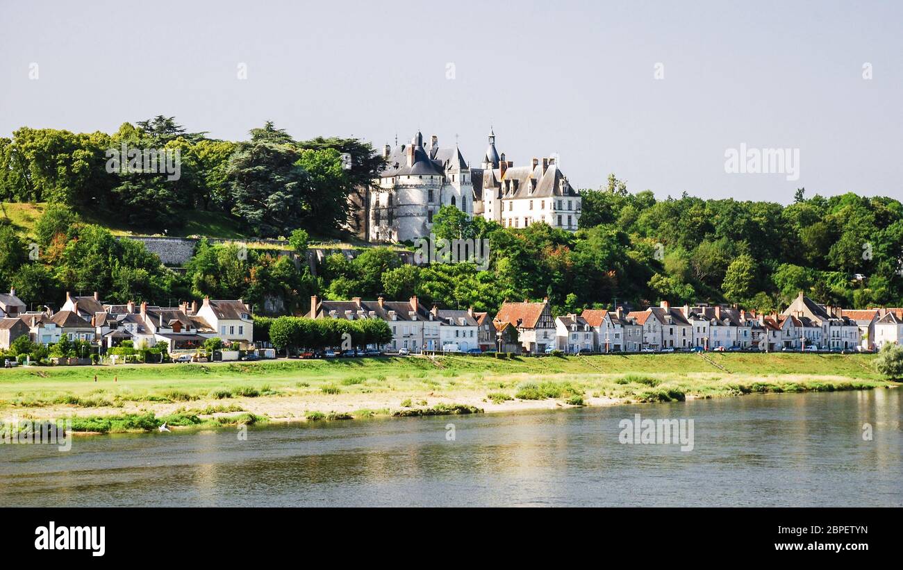 Voyage en France - voir l'île de maisons sur l'Ile d'Or et le château d'Amboise ville près de Loire en Val de Loire en été Banque D'Images Voyage en France - voir l'île de maisons sur l'Ile d'Or et le château d'Amboise ville près de Loire en Val de Loire en été Banque D'Images