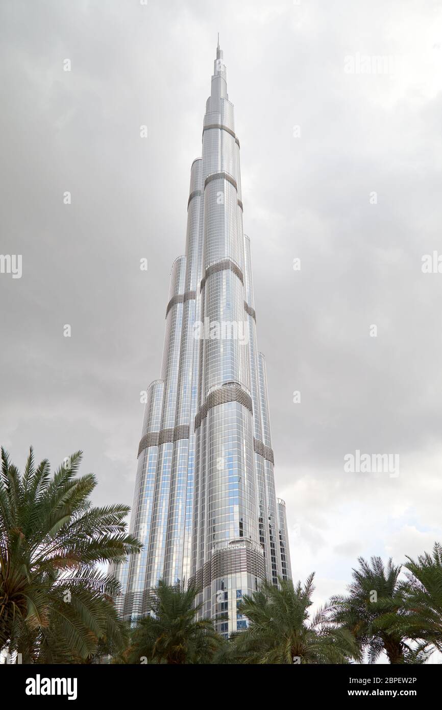 DUBAÏ, ÉMIRATS ARABES UNIS - 21 NOVEMBRE 2019 : gratte-ciel Burj Khalifa et ciel gris nuageux à Dubaï, Émirats arabes Unis Banque D'Images