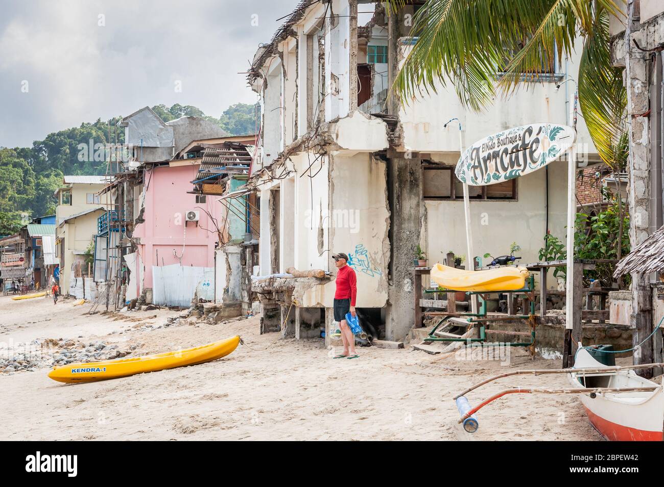 Un touriste occidental se trouve à quelques pas de la plage principale de la ville d'El Nido, Palawan, Philippines. Banque D'Images