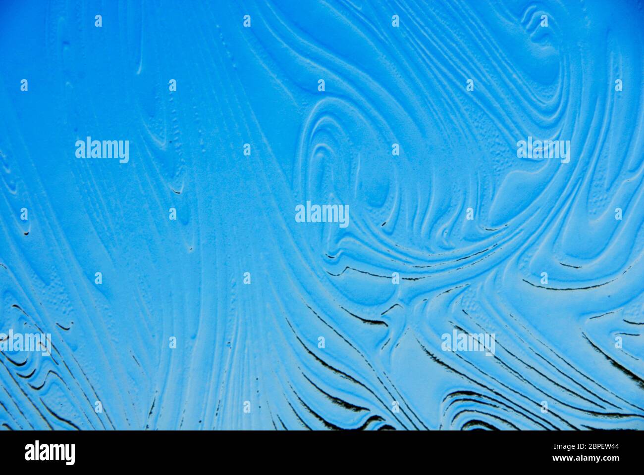 Résumé du lookng sur un objet bleu à travers le verre translucide dans la fenêtre Banque D'Images