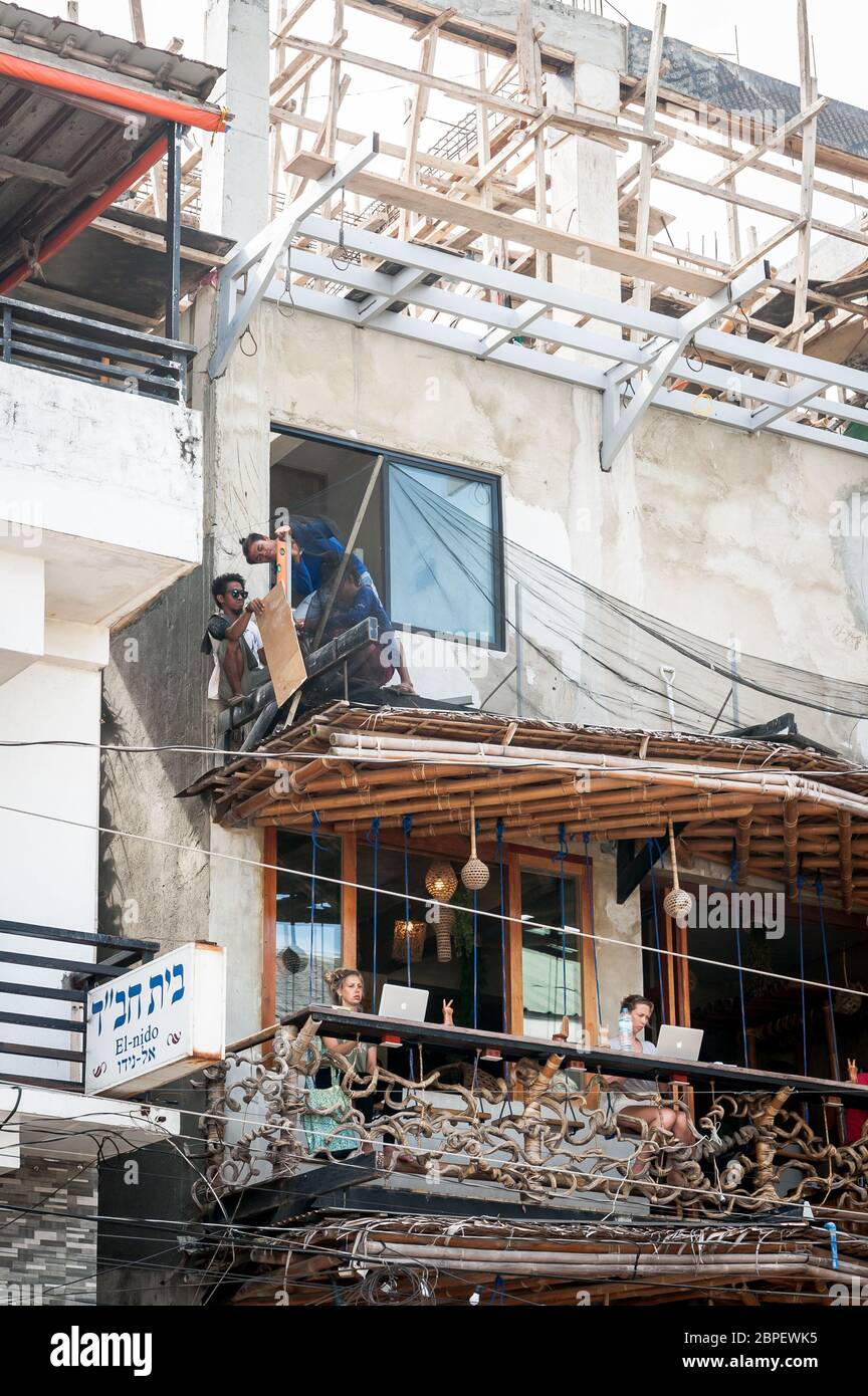 Les touristes occidentaux travaillent sur leurs ordinateurs Apple Mac car l'hôtel est en fait encore en construction dans la vieille ville d'El Nido, Palawan, Philippines. Banque D'Images