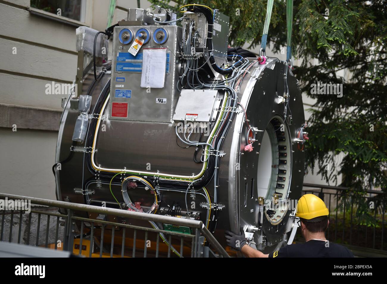 19 mai 2020, Berlin: Un tomographe à résonance magnétique (MRT) est  transporté par une grue lourde à travers un arbre jusqu'au sous-sol du  centre allemand de Berlin. Photo: Sven Braun/dpa/ZB Photo Stock -