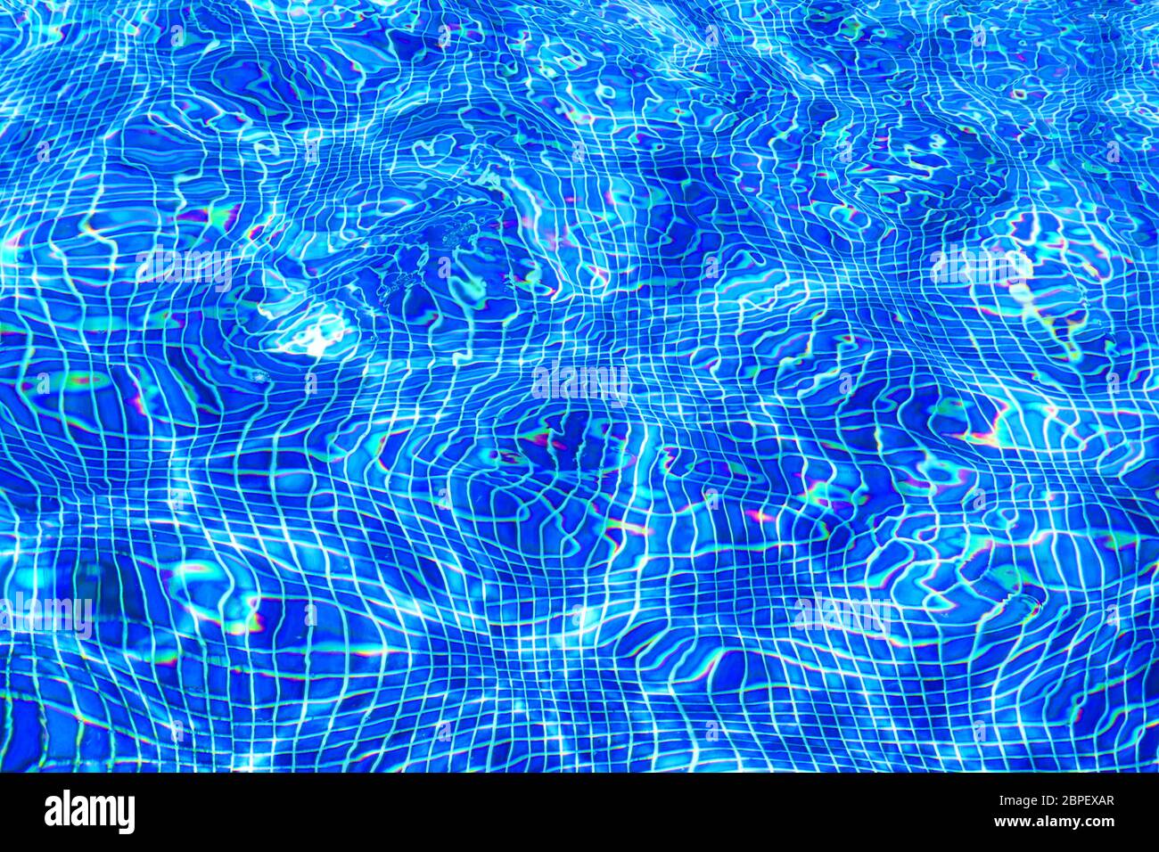 Abstarct des motifs formés dans l'eau d'une piscine extérieure en plein soleil Banque D'Images