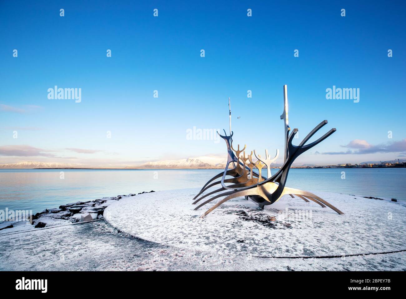 Reykjavik, Islande. - 17 janvier 2020 : le Sun Voyager, une sculpture moderne de Jon Gunnar Arnason, d'un navire viking. Reykjavik, Islande. Banque D'Images