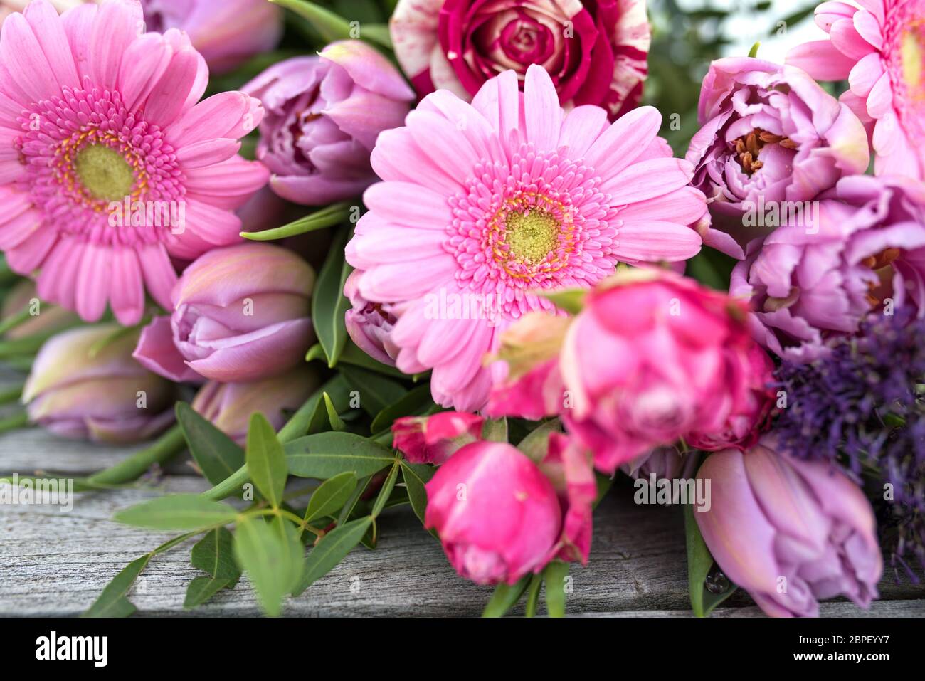 Nature morte avec fleurs pour la fête des mères, sur bois vintage gris Banque D'Images
